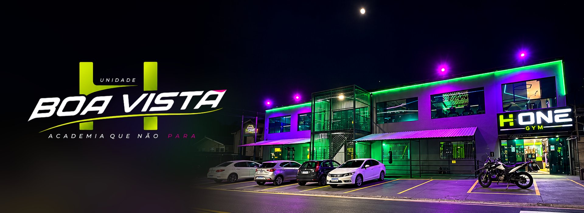 H.One Gym Unidade Boa Vista: academia que não para. Fachada da academia à noite em Ponta Grossa.
